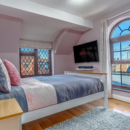 Delightful With Secure Garden And Parking Holiday home *