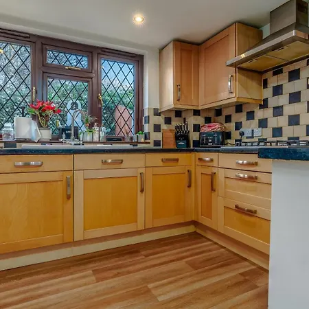 Delightful With Secure Garden And Parking *