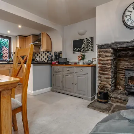 Delightful With Secure Garden And Parking *