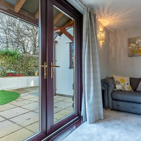 Delightful With Secure Garden And Parking *
