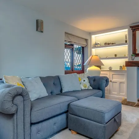 Delightful With Secure Garden And Parking