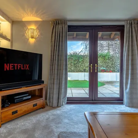 Delightful With Secure Garden And Parking