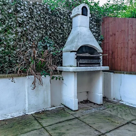 Holiday home Delightful With Secure Garden And Parking
