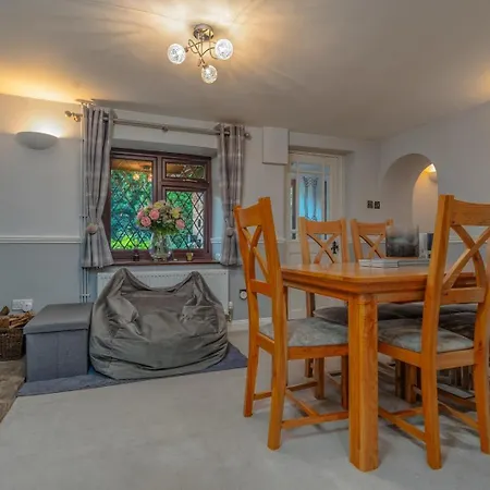 Delightful With Secure Garden And Parking Holiday home Bristol