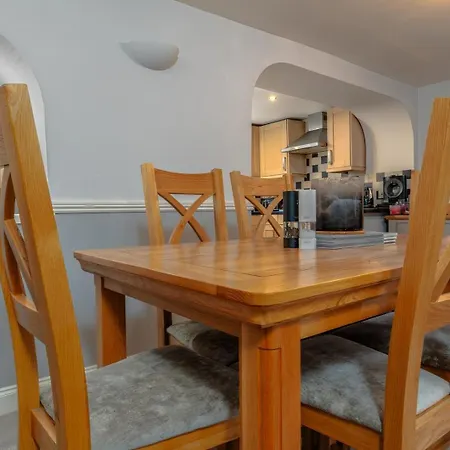 Holiday home Delightful With Secure Garden And Parking