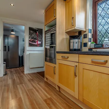 Delightful With Secure Garden And Parking Holiday home