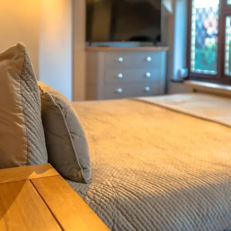 Delightful With Secure Garden And Parking Holiday home Bristol