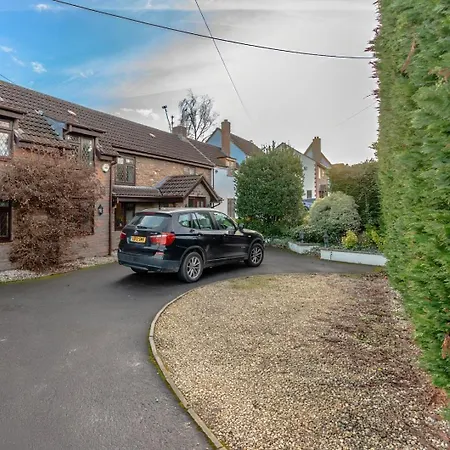 Delightful With Secure Garden And Parking Holiday home Bristol