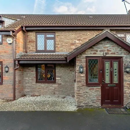 Delightful With Secure Garden And Parking Holiday home *