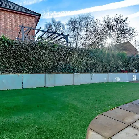 Holiday home Delightful With Secure Garden And Parking