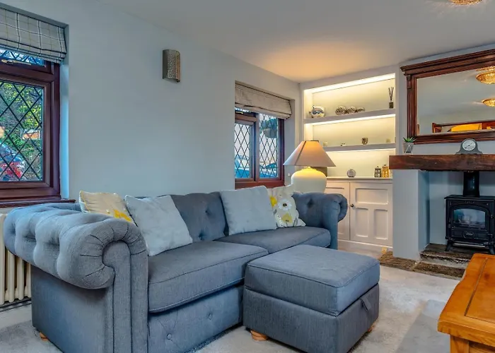 Cosy Pet Friendly House With Garden And Parking