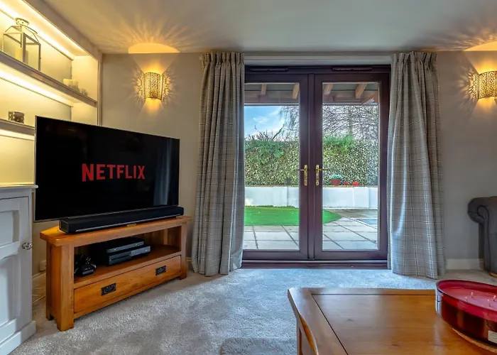 Cosy Pet Friendly House With Garden And Parking